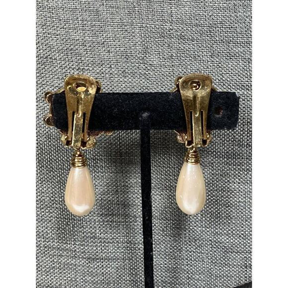 Cameo Clip Ons Dangles Earrings Drops Faux Pearl Drops Gold Tone Vintage Estate - Picture 4 of 13